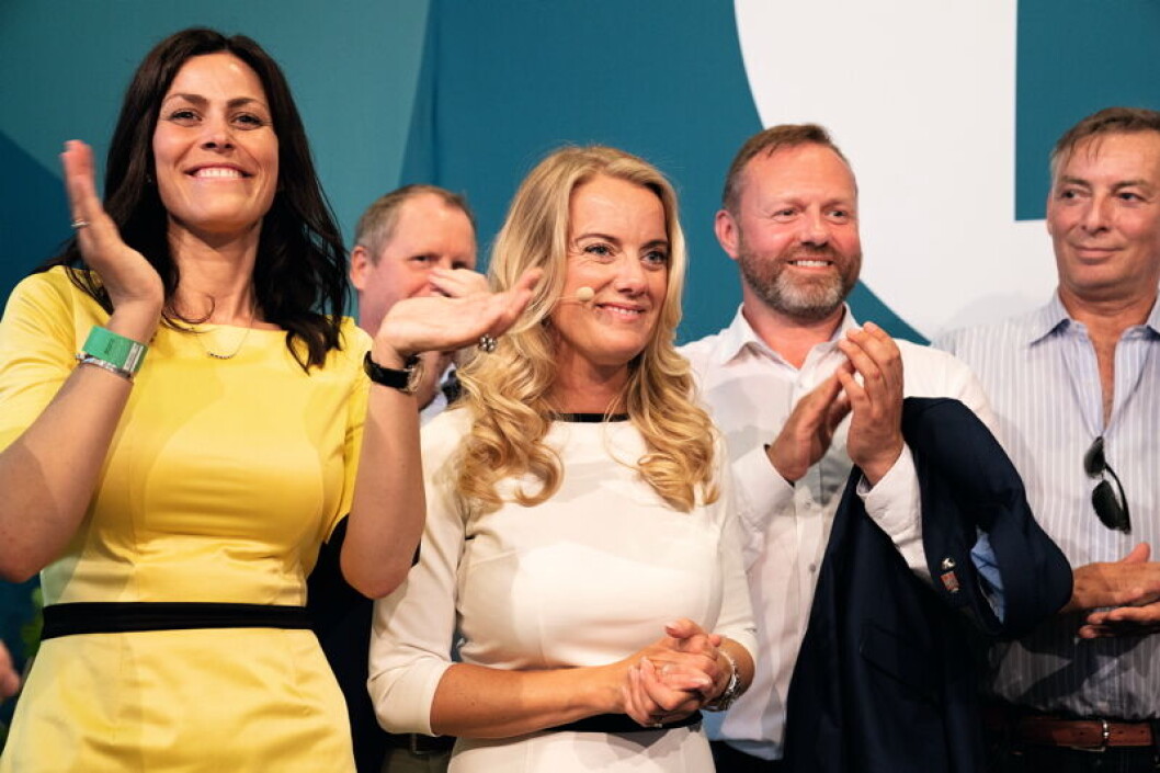 Mette Thiesen (til venstre) fra Nye Borgerlige er en ud af fire lærere, der nu stopper deres arbejde i skolen, fordi de er valgt ind i Folketinget. Mette Thiesen (til venstre) fra Nye Borgerlige er en ud af fire lærere, der nu stopper deres arbejde i skolen, fordi de er valgt ind i Folketinget.