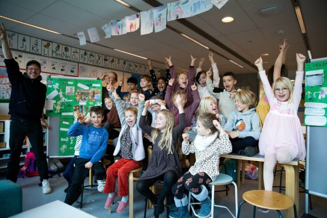 0.c fra Langelinieskolen og lærer Jesper Balsløv Fransén jubler over førstepladsen som mikroforskere 0.c fra Langelinieskolen og lærer Jesper Balsløv Fransén jubler over førstepladsen som mikroforskere