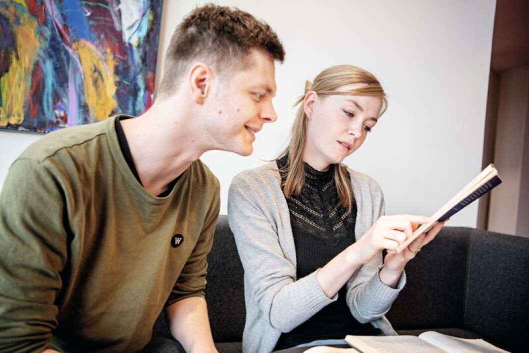 Nicolaj Kønig Runeborg og Amanda Rex er begge studerende på Via UC’s læreruddannelsesstation i Randers. Han synes, det er spændende at arbejde med mindre børn, mens hun drømmer om på sigt at blive skoleleder. Nicolaj Kønig Runeborg og Amanda Rex er begge studerende på Via UC’s læreruddannelsesstation i Randers. Han synes, det er spændende at arbejde med mindre børn, mens hun drømmer om på sigt at blive skoleleder.