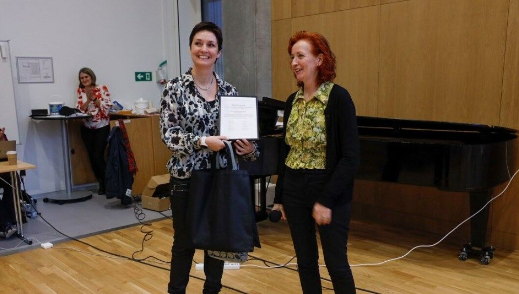 Det blev dekan på Via Elsebeth Jensen (th), der overrakte hovedprisen til Helle Hillebrandt Møller for hendes diplomprojekt om talblindhed, da Lotte Rod, Radikale, måtte melde afbud, fordi hun har været i kontakt med en covid-19-positiv. Det blev dekan på Via Elsebeth Jensen (th), der overrakte hovedprisen til Helle Hillebrandt Møller for hendes diplomprojekt om talblindhed, da Lotte Rod, Radikale, måtte melde afbud, fordi hun har været i kontakt med en covid-19-positiv.