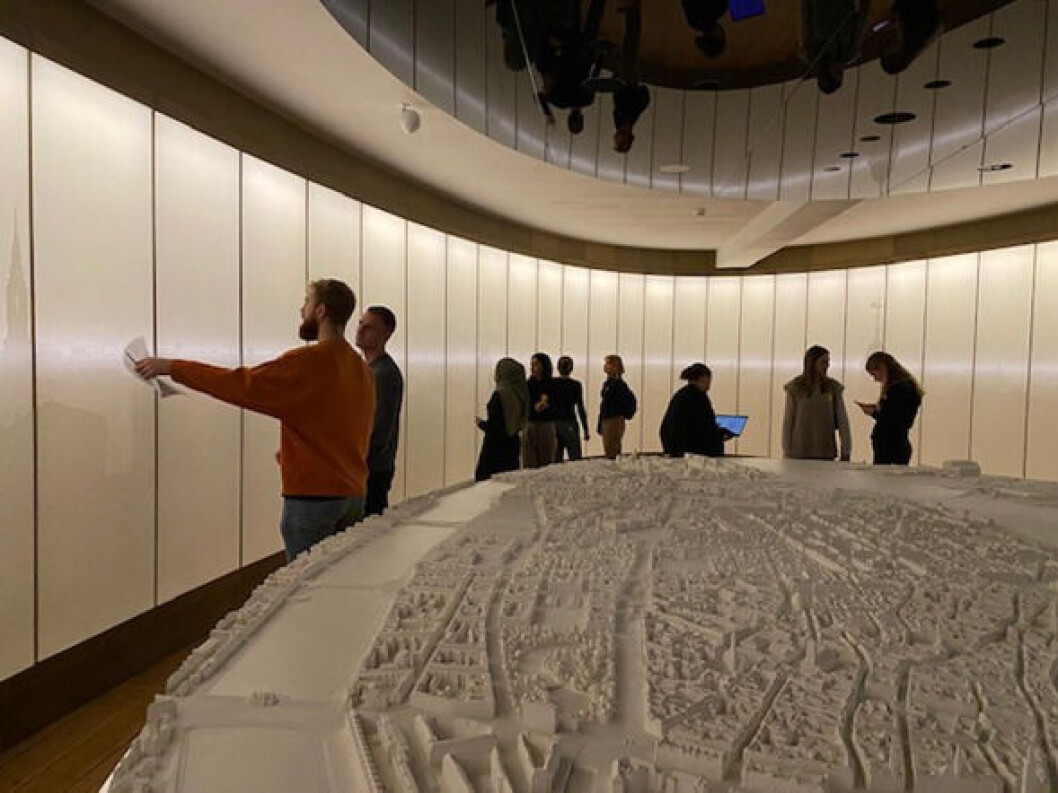De studerende afprøver et undervisningsforløb på Københavns Museum. Her er de studerende i gang med at undersøge, hvordan København har udvidet sig. De studerende afprøver et undervisningsforløb på Københavns Museum. Her er de studerende i gang med at undersøge, hvordan København har udvidet sig.