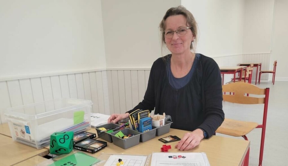 Matematikvejleder Tina Rasmussen Fahrendorff med nogle af de materialer, hun kan finde på at bruge i matematiksamtalen
