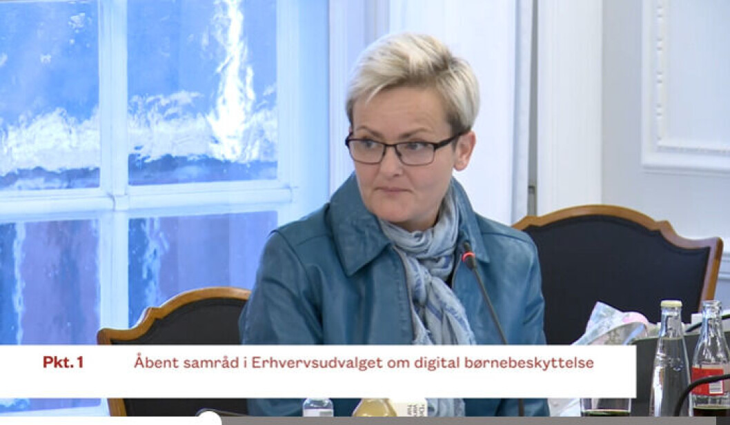 Mobningen er via sociale medier flyttet med hjem i børneværelset, som ellers tidligere var et frirum, hvis man havde det svært i skolen. Det bliver svært at løse med lovgivning alene, lød det fra Pernille Rosenkrantz-Theil på samrådet. Mobningen er via sociale medier flyttet med hjem i børneværelset, som ellers tidligere var et frirum, hvis man havde det svært i skolen. Det bliver svært at løse med lovgivning alene, lød det fra Pernille Rosenkrantz-Theil på samrådet.