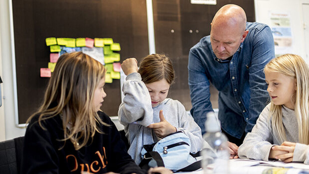 Karlas lærer Claus Wang har sammen med en kollega fra Skovshoved Skole været på kursus på Herlev Hospital. Med viden om diabetes kan de gøre det trygt for Karla at være i skole. Karlas lærer Claus Wang har sammen med en kollega fra Skovshoved Skole været på kursus på Herlev Hospital. Med viden om diabetes kan de gøre det trygt for Karla at være i skole.