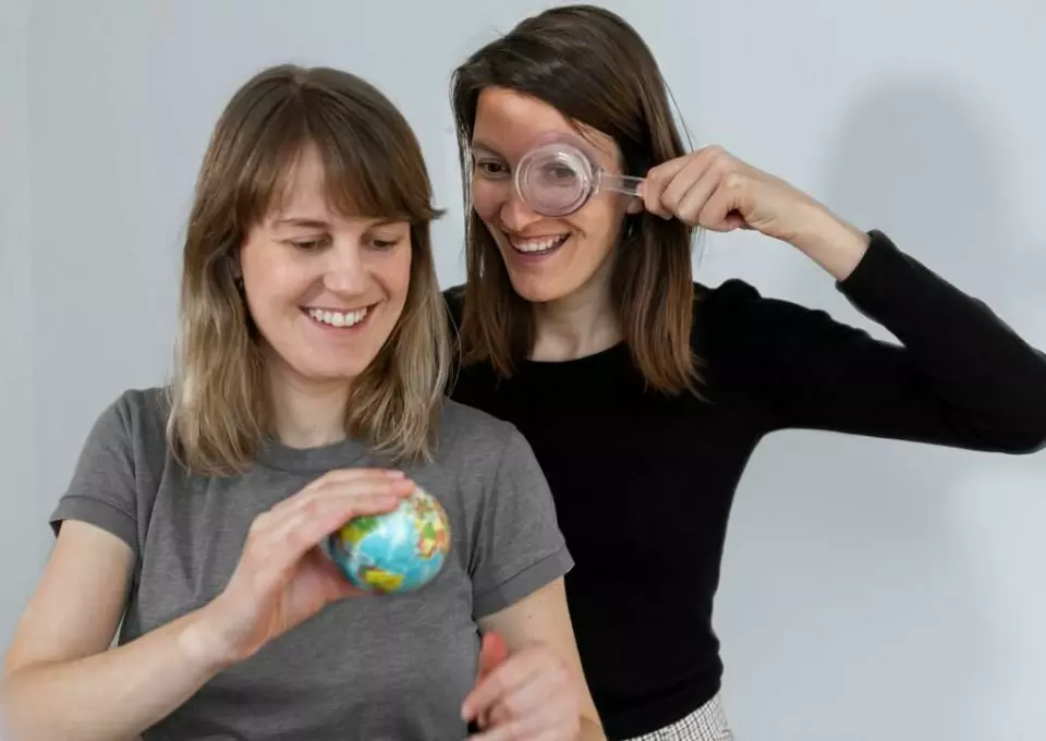 Radionauterne Lisa Bay og Karen Brüel Birkegaard stiller børnenes spørgsmål videre til de relevante forskere og sørger for at de svarer i børnehøjde.