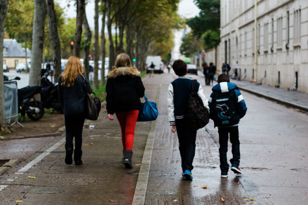 Pressede skoler bør benytte deres sunde fornuft og sende udskolingselever hjem til fjernundervisning, mener skoleledernes formand. Pressede skoler bør benytte deres sunde fornuft og sende udskolingselever hjem til fjernundervisning, mener skoleledernes formand.