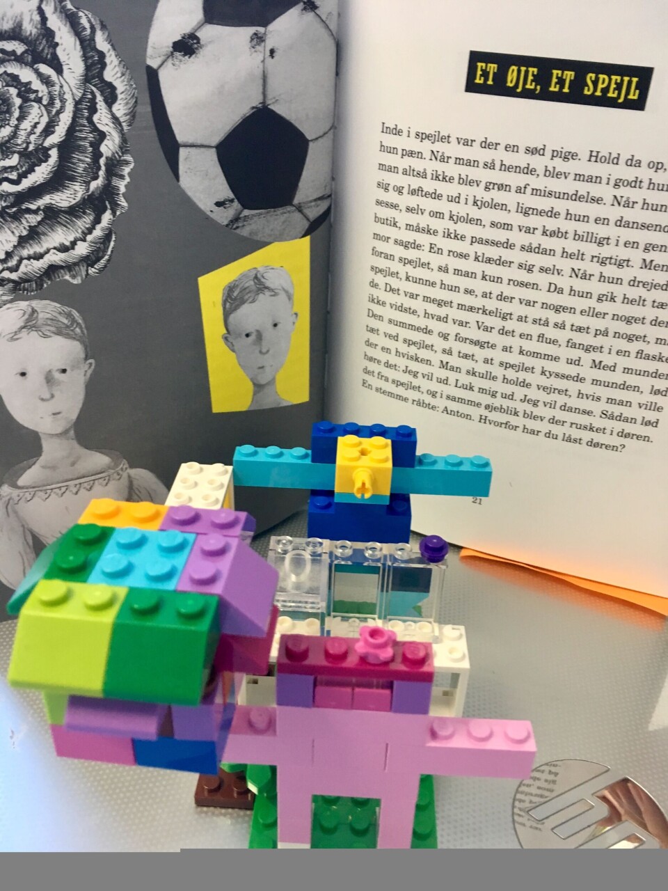 Et øje i et spejl bygget i Lego