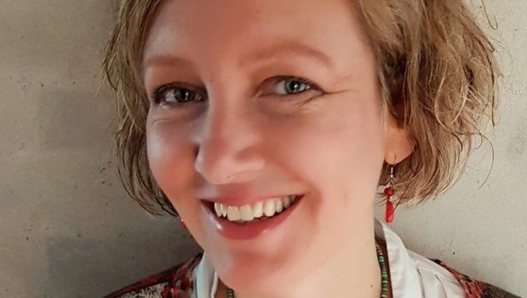 Anne Kirketerp er selv oprindeligt uddannet håndarbejdslærer og går aldrig nogen steder uden sit bilkø-strikketøj. Anne Kirketerp er selv oprindeligt uddannet håndarbejdslærer og går aldrig nogen steder uden sit bilkø-strikketøj.
