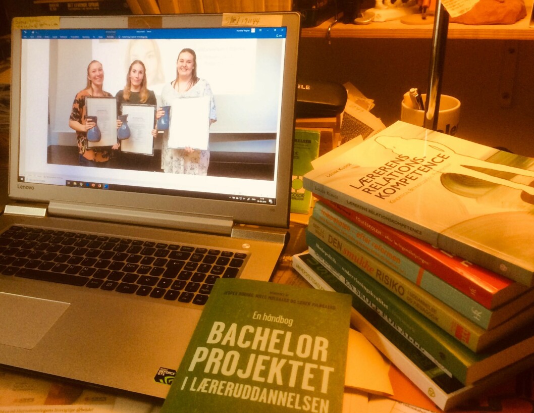 Julie Hjære (midten) fik sammen med Anna Witten og Anne Mygind i 2018 en pris for sit bachelorprojekt. Julie Hjære (midten) fik sammen med Anna Witten og Anne Mygind i 2018 en pris for sit bachelorprojekt.