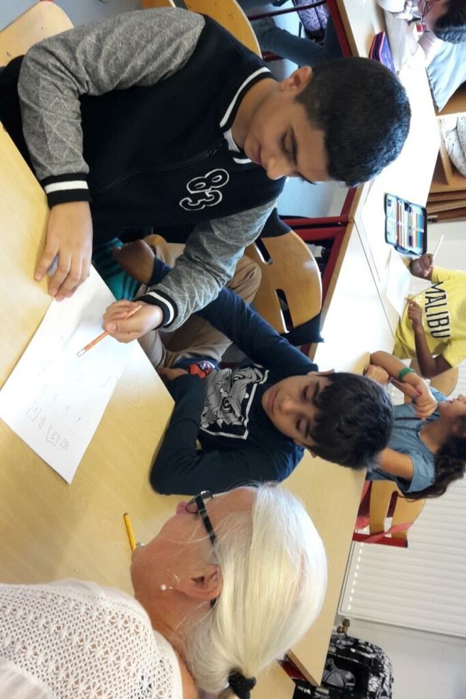 Et makkerpar fra Nørre Fælled Skole fortæller om deres overvejelser i matematikgrubleren til deres lærer i dansk som andetsprog.