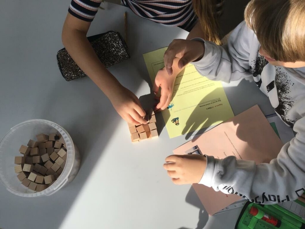 Eleverne skal arbejde sammen i makkerpar - én skole bruger udtrykkene 'holdkaptajn' og 'hjælperytter' om de roller, eleverne på skift har i opgaveløsningen. Eleverne skal arbejde sammen i makkerpar - én skole bruger udtrykkene 'holdkaptajn' og 'hjælperytter' om de roller, eleverne på skift har i opgaveløsningen.