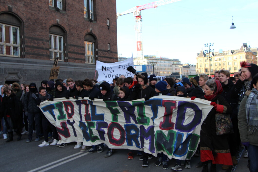 Under gåturen fra Rådhuspladsen til Christiansborg blev der spillet høj musik og råbt Under gåturen fra Rådhuspladsen til Christiansborg blev der spillet høj musik og råbt
