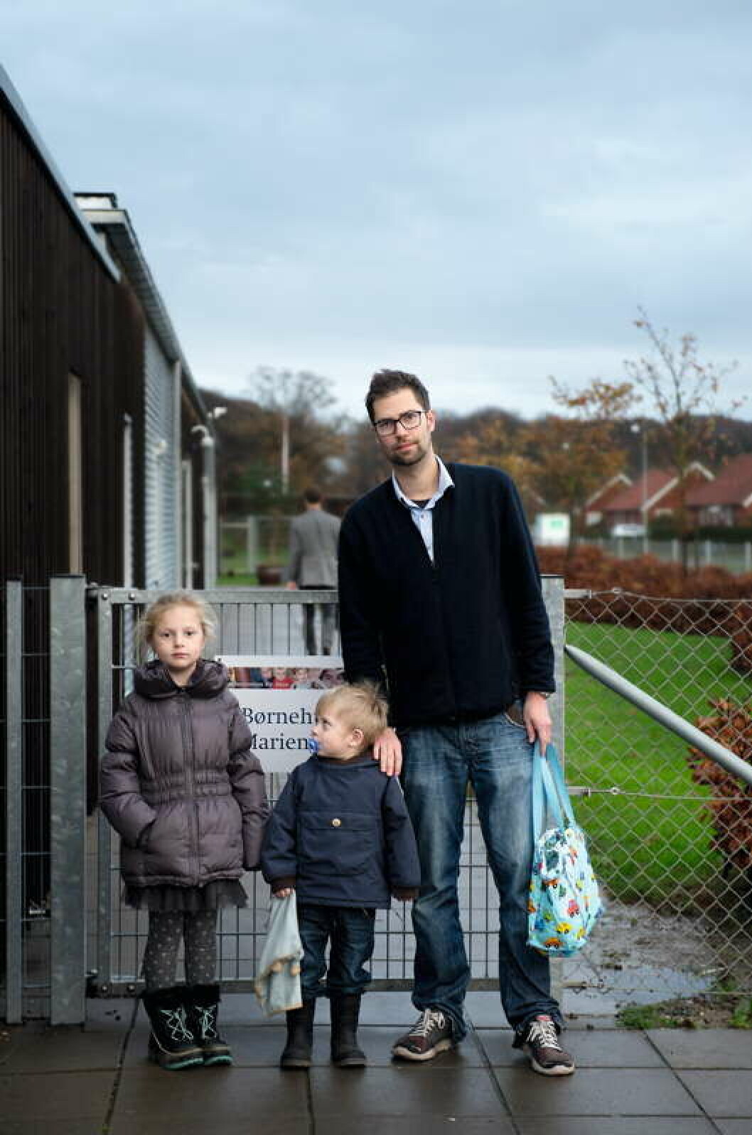 Mads Bilde Svendsen var glad for sit lærerjob i Slagelse. Men 40 timers tilstedeværelse hang ikke sammen med at være far til to i Odense. Derfor sagde han op og fandt et nyt lærerjob tæt på hjemmet. Læs hans historie side 16. Mads Bilde Svendsen var glad for sit lærerjob i Slagelse. Men 40 timers tilstedeværelse hang ikke sammen med at være far til to i Odense. Derfor sagde han op og fandt et nyt lærerjob tæt på hjemmet. Læs hans historie side 16.