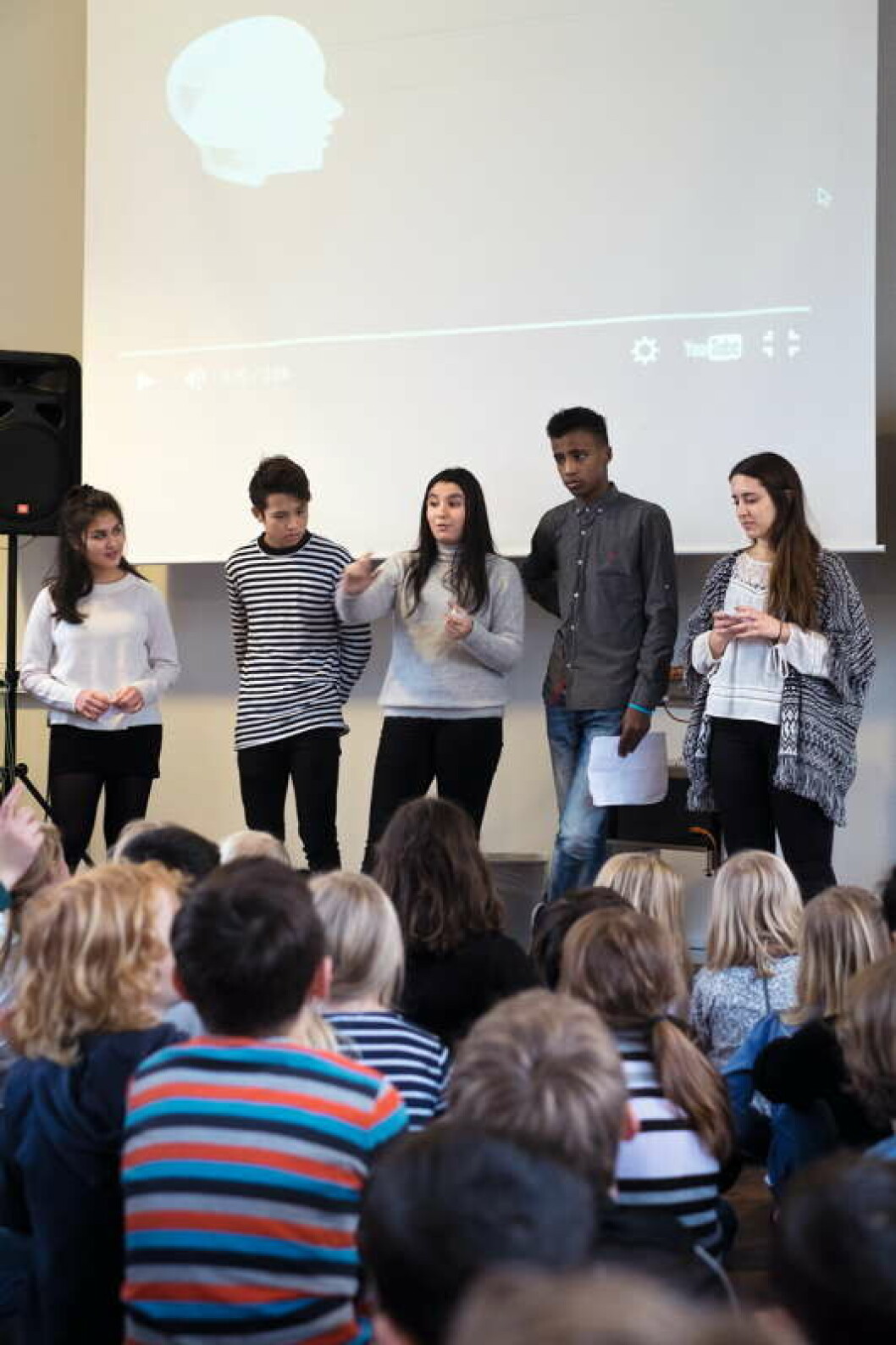 Jasmina og Sahar går i dag i gymnasiet, Imane og Samaleh går i 10. klasse, og Tommy går i 9. klasse. Men de vil alle gerne bruge deres ekstra sprog fremover. Samaleh som politimand, Imane som sportsjournalist, og Sahar vil arbejde med kommunikation mellem lande, som ikke forstår hinanden. Jasmina og Sahar går i dag i gymnasiet, Imane og Samaleh går i 10. klasse, og Tommy går i 9. klasse. Men de vil alle gerne bruge deres ekstra sprog fremover. Samaleh som politimand, Imane som sportsjournalist, og Sahar vil arbejde med kommunikation mellem lande, som ikke forstår hinanden.
