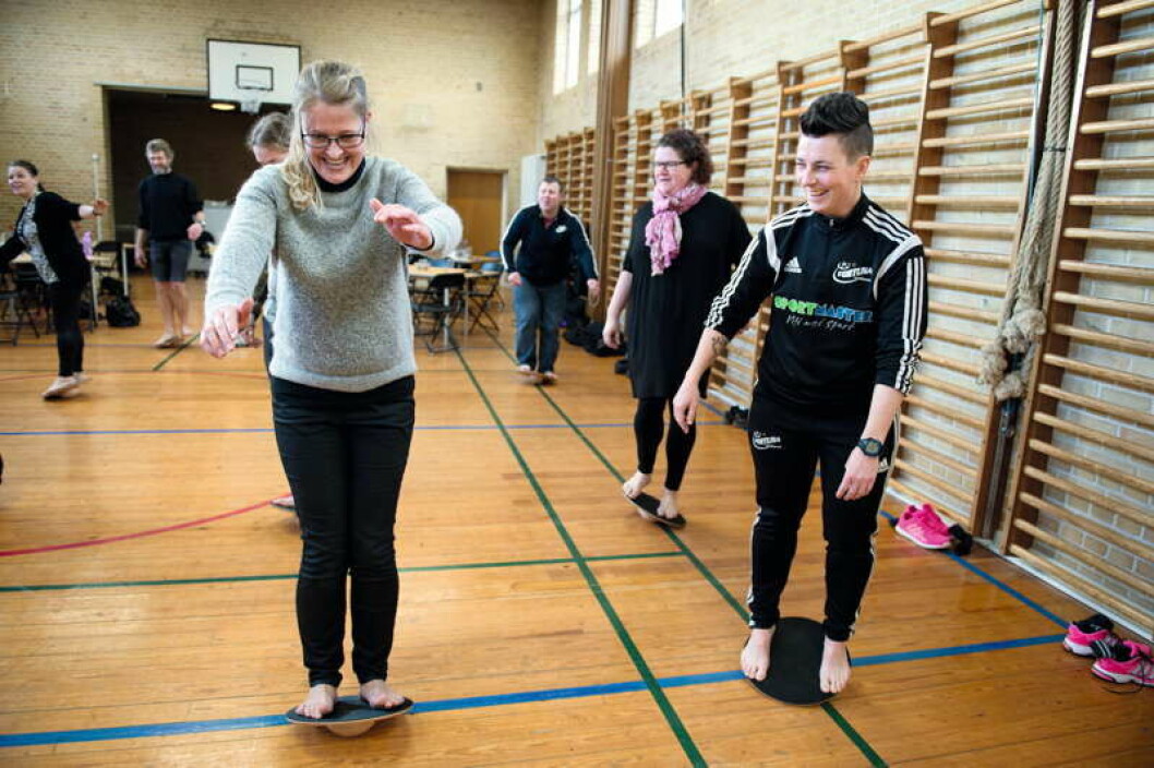 »Jeg er blevet bedre til at registrere hændelserne i hverdagen. Vi skal have en fælles definition af vold og trusler, og det taler vi om nu. Ledelsen prioriterer det også«, fortæller lærer Rikke Nyholm Sørensen (til højre). »Jeg er blevet bedre til at registrere hændelserne i hverdagen. Vi skal have en fælles definition af vold og trusler, og det taler vi om nu. Ledelsen prioriterer det også«, fortæller lærer Rikke Nyholm Sørensen (til højre).