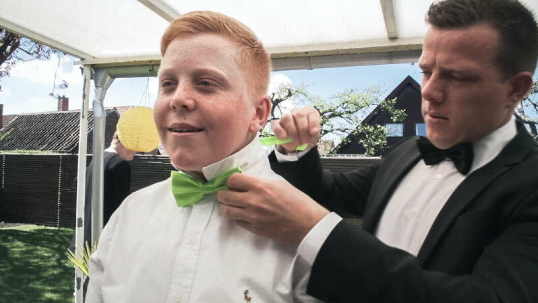 I en ny tv-serie kan man følge 13-årige Mathias gennem konfirmation, fodboldkampe og familieferie, et år efter at hans far døde. I en ny tv-serie kan man følge 13-årige Mathias gennem konfirmation, fodboldkampe og familieferie, et år efter at hans far døde.