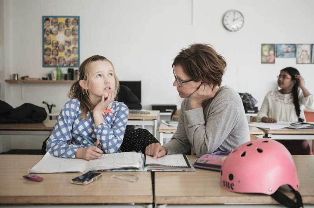 I Roskilde – her på Absalons Skole – har læreren fået tid til at besvare spørgeskemaer, men samtidig skal der spares på hele skolevæsenet, fortæller kredsformanden. I Roskilde – her på Absalons Skole – har læreren fået tid til at besvare spørgeskemaer, men samtidig skal der spares på hele skolevæsenet, fortæller kredsformanden.