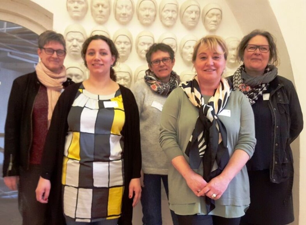 Det er nærmest lidt arrogant, når ministeren siger, at der ikke er tid til at starte forfra og finde ud af, hvad der virker, siger Charlotte Holm /yderst til højre), der var draget til høring sammen med fem dansk-som-andetsprogs-kolleger. Det er nærmest lidt arrogant, når ministeren siger, at der ikke er tid til at starte forfra og finde ud af, hvad der virker, siger Charlotte Holm /yderst til højre), der var draget til høring sammen med fem dansk-som-andetsprogs-kolleger.