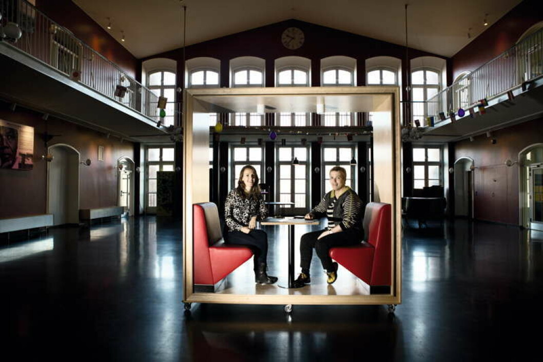 »Vi er begyndt at lægge mærke til resurser blandt forældrene. Det er bare os, der har troet, at de ikke har overskud, fordi skolen ligger i et fattigt kvarter«, siger Anna Zoé Hermansen og Helle Møller Andersen. »Vi er begyndt at lægge mærke til resurser blandt forældrene. Det er bare os, der har troet, at de ikke har overskud, fordi skolen ligger i et fattigt kvarter«, siger Anna Zoé Hermansen og Helle Møller Andersen.