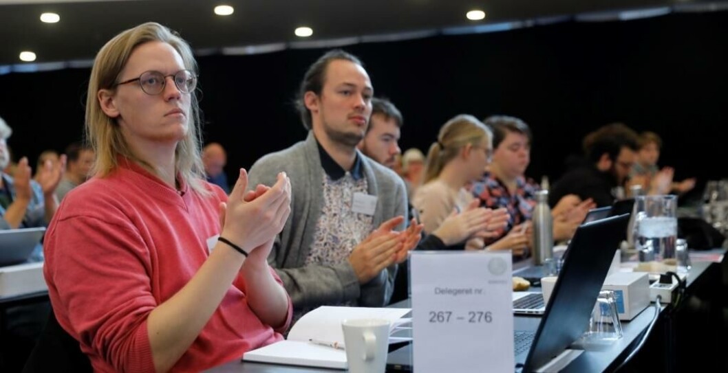 Hvis vi skal kunne se vores elever i øjnene og love, at vi forbereder dem bedst mulig til fremtiden, så skal en grøn bæredygtighed tænkes endnu mere ind i folkeskolen end i dag, siger Mads Tudvad (uden briller). Hvis vi skal kunne se vores elever i øjnene og love, at vi forbereder dem bedst mulig til fremtiden, så skal en grøn bæredygtighed tænkes endnu mere ind i folkeskolen end i dag, siger Mads Tudvad (uden briller).