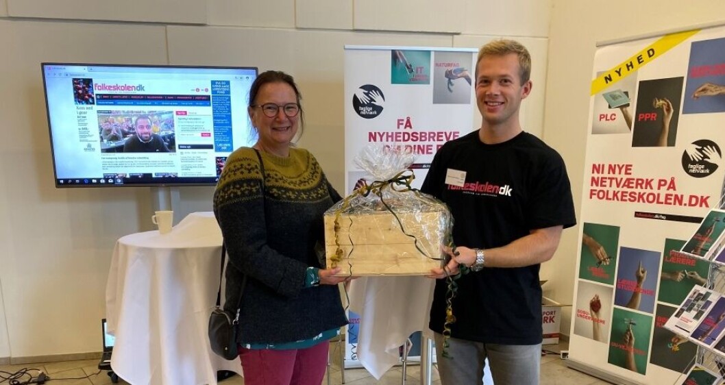 Formand for Øhavets Lærerkreds Lone Clemmensen vikarierede for vinder Pia Jensen, som var nødt tilat tage tidligt hjem fra kongressen. Gavekurven blev overrakt af studentermedhjælper på Folkeskolens redaktion Mads Levinsen Berg. Formand for Øhavets Lærerkreds Lone Clemmensen vikarierede for vinder Pia Jensen, som var nødt tilat tage tidligt hjem fra kongressen. Gavekurven blev overrakt af studentermedhjælper på Folkeskolens redaktion Mads Levinsen Berg.