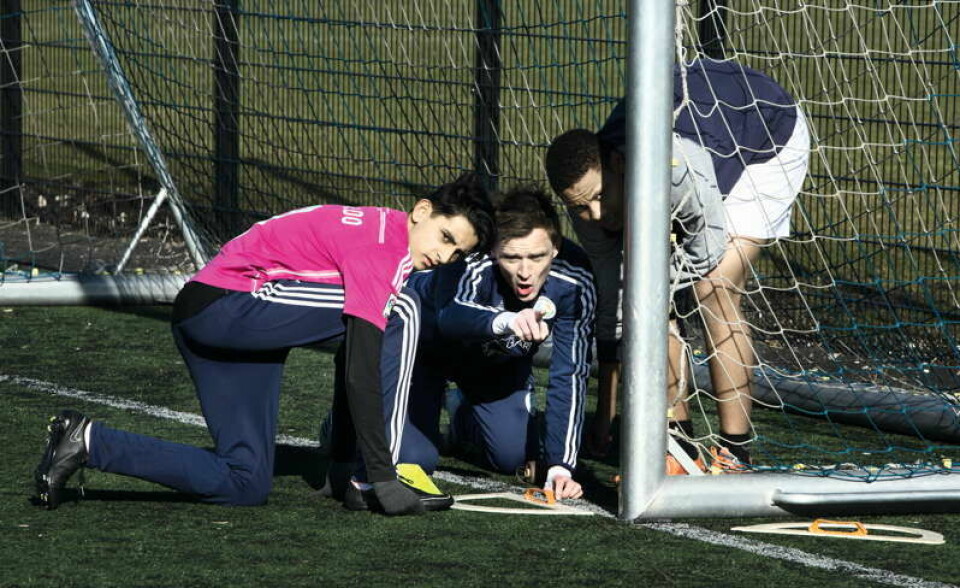 Nick hjælper med at måle op til Zlatans mål.