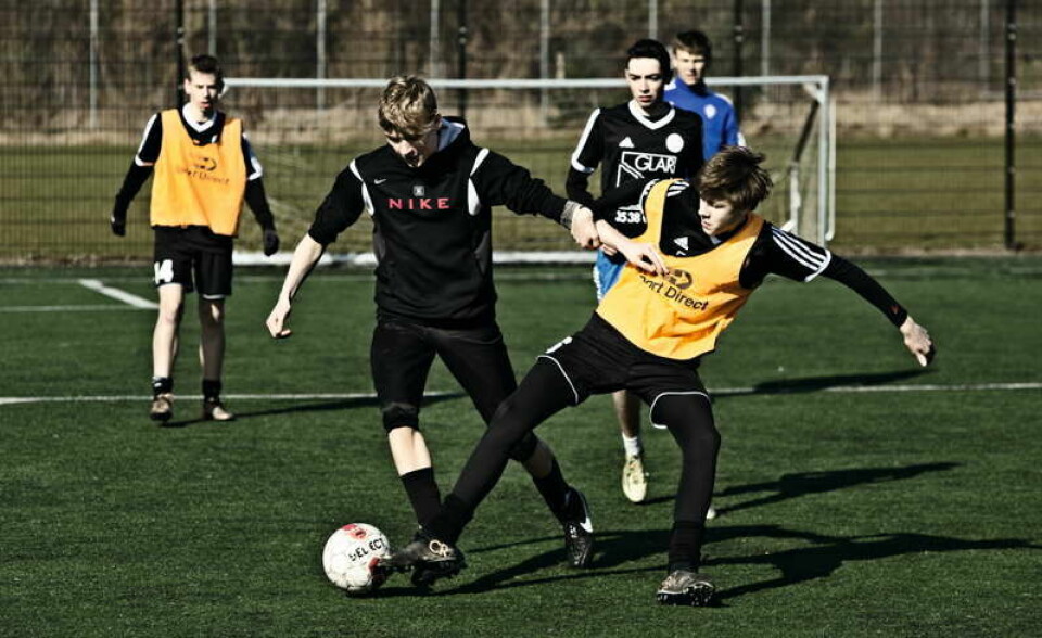 Fodboldtræningen går først officielt i gang efter de to matematiktimer. Her står den på 90 minutters træning, inden dagen sluttes tilbage i klasselokalet med fire lektioners dansk.