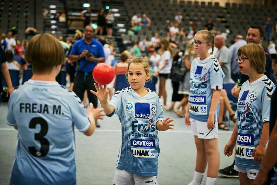 Spillerne oplever et lykkeligasus, når de er til stævne med deres håndboldhold. Det skal eleverne på specialskoler også have mulighed for, mener Rikke Nielsen, der har taget initiativ til Lykkeliga.