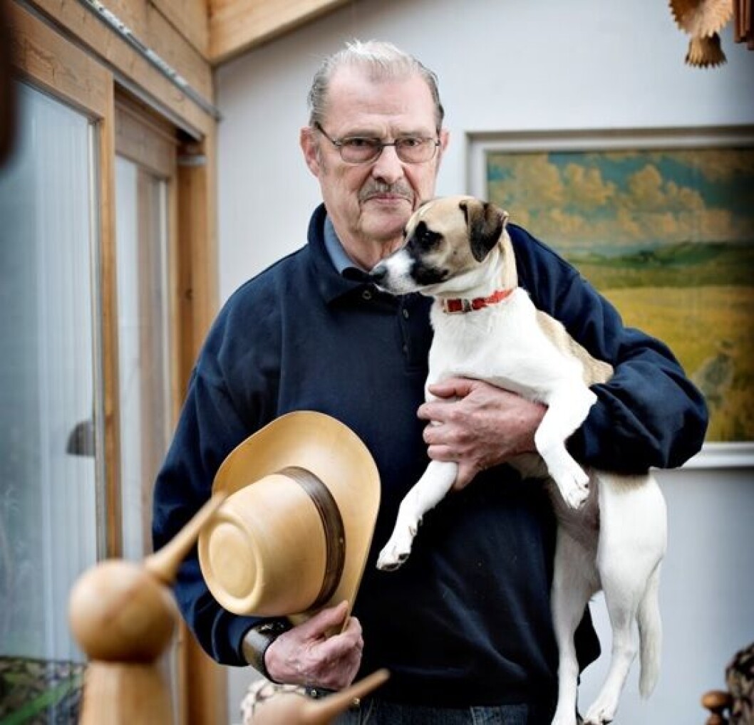 Træ og håndværk fylder i Bent Illums hverdag. Cowboyhatten har han selv drejet. Men det hænder, at hunden Bella er lidt for glad for trætingene. Træ og håndværk fylder i Bent Illums hverdag. Cowboyhatten har han selv drejet. Men det hænder, at hunden Bella er lidt for glad for trætingene.