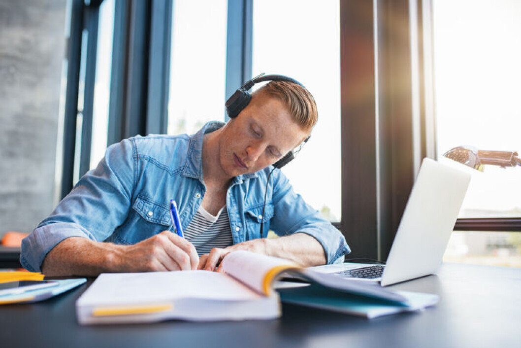 Halvdelen af de lærerstuderende skrev bacheloropgaver om noget andet end deres undervisningsfag de første år efter reformen. Men nu har et pres fra ministeriet til professionshøjskolerne ført til, at de fleste nu skriver om fagene. Ifølge Lærerstuderendes Landskreds presses de studerende blandt andet ved, at der ikke er vejledere nok i pædagogik. Halvdelen af de lærerstuderende skrev bacheloropgaver om noget andet end deres undervisningsfag de første år efter reformen. Men nu har et pres fra ministeriet til professionshøjskolerne ført til, at de fleste nu skriver om fagene. Ifølge Lærerstuderendes Landskreds presses de studerende blandt andet ved, at der ikke er vejledere nok i pædagogik.