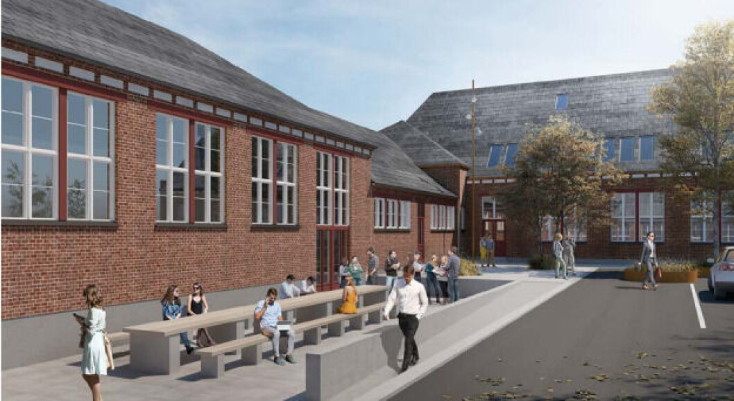 I 2015 besluttede den daværende regering, at Evalueringsinstituttet senest i 2017 skulle flytte ind i den tidligere Østre Skole i Holbæk. Men renoveringen af de historiske skolebygninger har trukket ud, og flytningen sker først denne sommer. I 2015 besluttede den daværende regering, at Evalueringsinstituttet senest i 2017 skulle flytte ind i den tidligere Østre Skole i Holbæk. Men renoveringen af de historiske skolebygninger har trukket ud, og flytningen sker først denne sommer.