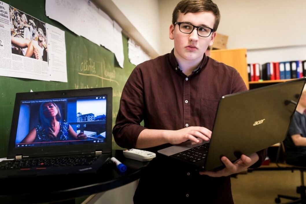 Stort set alle klassens drenge har computere med, da Folkeskolen er på besøg. Stort set alle klassens drenge har computere med, da Folkeskolen er på besøg.