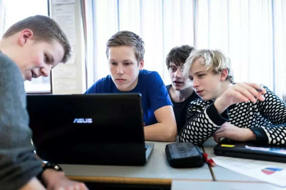 Marius (helt til venstre) kigger med på skærmen, da han og en del af klassens gamerdrenge diskuterer fordele og ulemper ved mange timer foran computerskærmen.