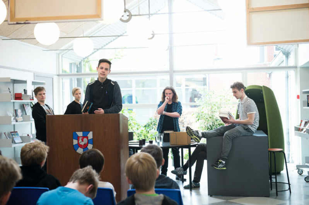 De ældste drenge
fortæller de mindre klasser, hvorfor de synes om udvalgte bøger. Den form for involverende undervisning skal der være plads til, mener skoleleder Per Helding Madsen. De ældste drenge
fortæller de mindre klasser, hvorfor de synes om udvalgte bøger. Den form for involverende undervisning skal der være plads til, mener skoleleder Per Helding Madsen.