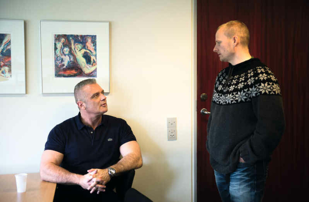 »Den løbende kontakt er nøglen til at få det til at fungere. Der er et fortroligt rum. Til gengæld er vi åbne og ærlige«, siger tillidsrepræsentant Henrik Halle om sit samarbejde med skoleleder Henrik Andersen. »Den løbende kontakt er nøglen til at få det til at fungere. Der er et fortroligt rum. Til gengæld er vi åbne og ærlige«, siger tillidsrepræsentant Henrik Halle om sit samarbejde med skoleleder Henrik Andersen.