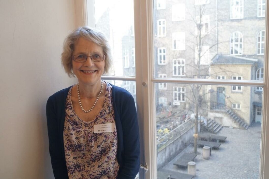 Ellen Krogh er professor ved Syddansk Universitet og har som en del af projekt Faglighed og Skriftlighed på SDU undersøgt skriveordrer i dansk stillet i Sofias klasse(r) fra 9.kl til 3.g. Hun har desuden læst Sofies opgaver i dansk helt tilbage fra 7.klasse og frem til 3.g med lærerkommentarer. Ellen Krogh er professor ved Syddansk Universitet og har som en del af projekt Faglighed og Skriftlighed på SDU undersøgt skriveordrer i dansk stillet i Sofias klasse(r) fra 9.kl til 3.g. Hun har desuden læst Sofies opgaver i dansk helt tilbage fra 7.klasse og frem til 3.g med lærerkommentarer.