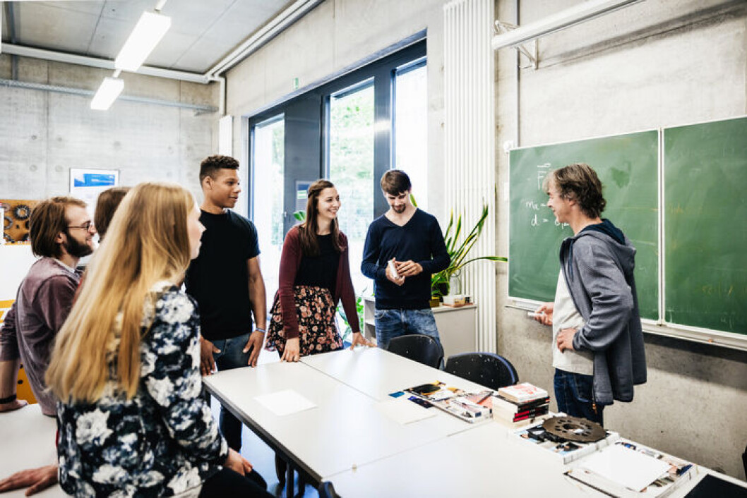 Teach First-kandidaterne og de studerende på den ordinære fire-årige læreruddannelse går på de samme professionshøjskoler, men ikke på samme tidspunkt af dagen. Lærerstuderendes Landskreds er bekymret for enhedstanken. Teach First-kandidaterne og de studerende på den ordinære fire-årige læreruddannelse går på de samme professionshøjskoler, men ikke på samme tidspunkt af dagen. Lærerstuderendes Landskreds er bekymret for enhedstanken.