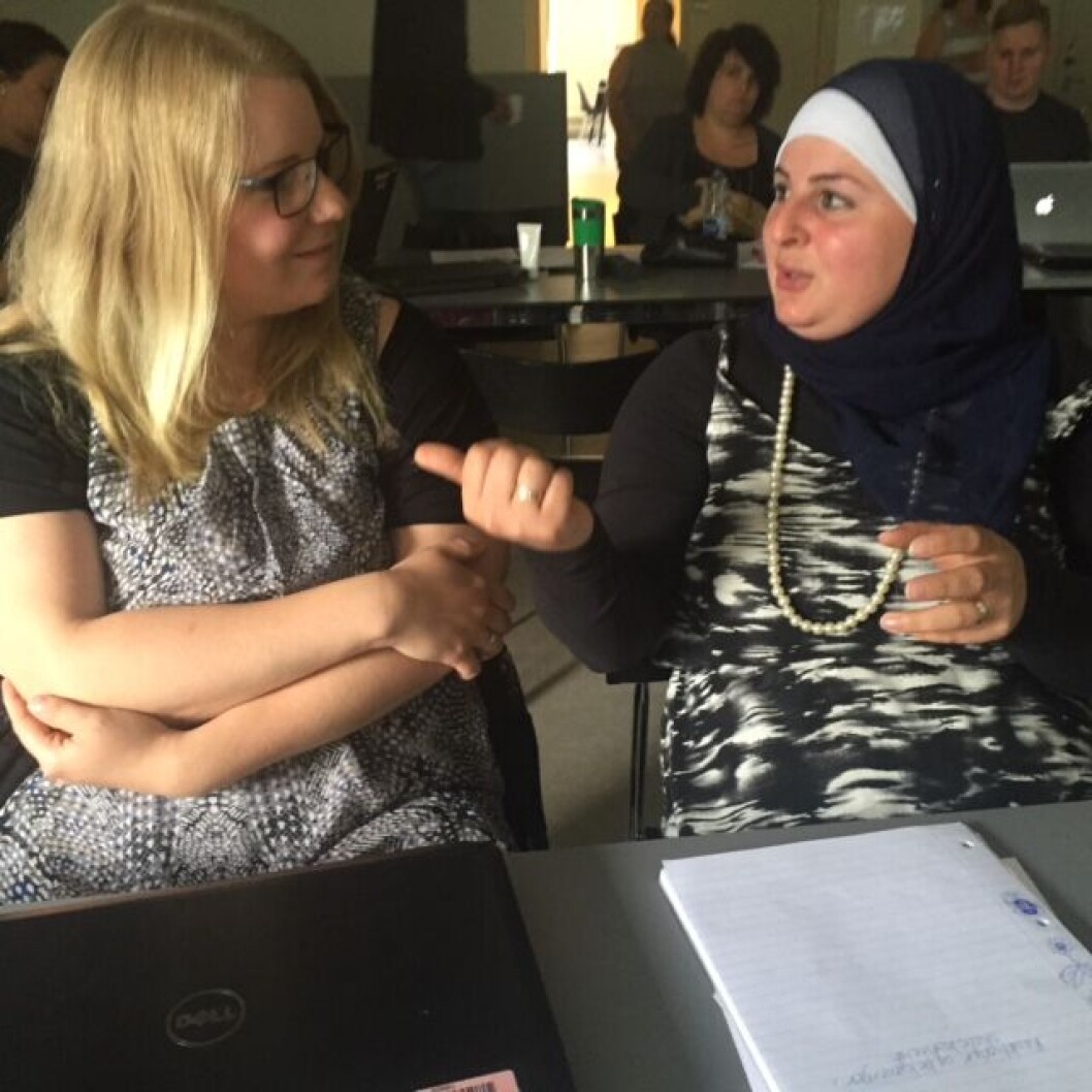 Lærerne Beate Løvlund Vestergaard og Darim Mohammad er glade for at høre andres erfaringer med modtagelse af flygtningebørn i skolen. Lærerne Beate Løvlund Vestergaard og Darim Mohammad er glade for at høre andres erfaringer med modtagelse af flygtningebørn i skolen.