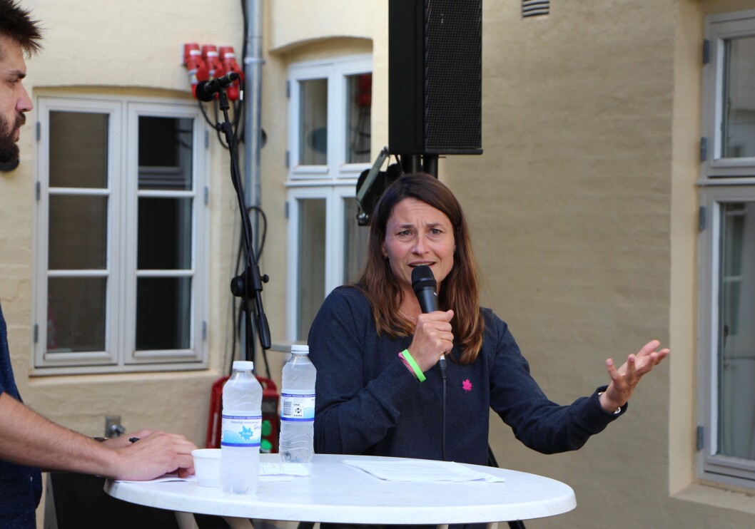 Alternativets Carolina Magdalena Maier fik roser for sine visioner for folkeskolen af formand for undervisningsudvalget i DLF Bjørn Hansen. Alternativets Carolina Magdalena Maier fik roser for sine visioner for folkeskolen af formand for undervisningsudvalget i DLF Bjørn Hansen.