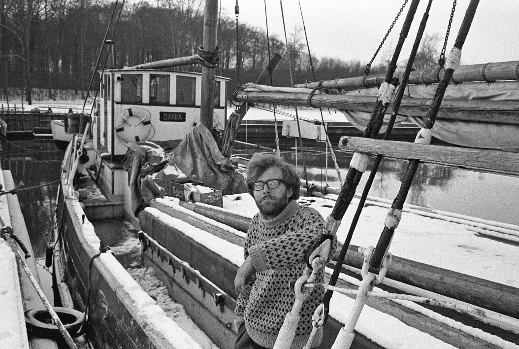 Amdi og hans venner har store planer om at sejle jorden rundt, men ingen af dem har forstand på skibe, så de forliser hurtigt og må ændre planerne til busture. Amdi og hans venner har store planer om at sejle jorden rundt, men ingen af dem har forstand på skibe, så de forliser hurtigt og må ændre planerne til busture.