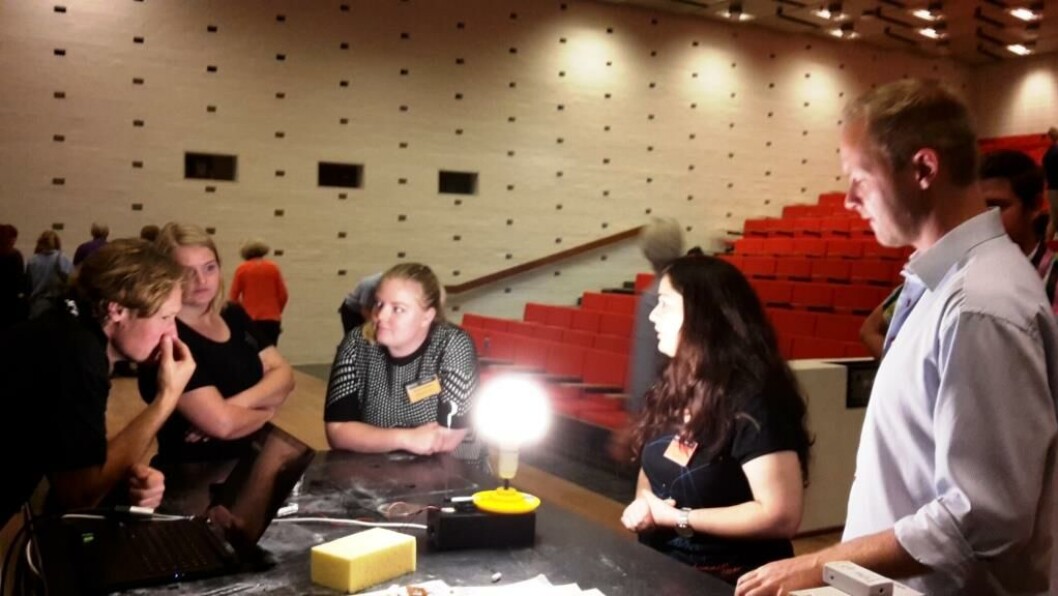 En studerende og lektor Troels Petersen fra Niels Bohr Instituttet fremviser en model til undervisningsbrug i auditoriet. En studerende og lektor Troels Petersen fra Niels Bohr Instituttet fremviser en model til undervisningsbrug i auditoriet.