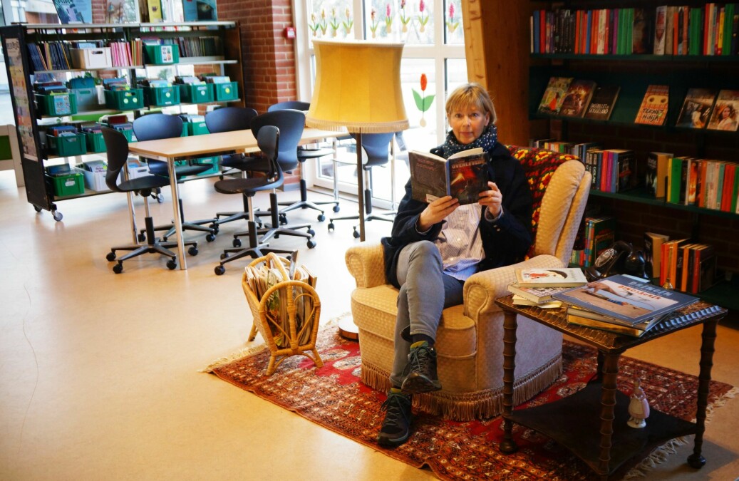 Hanne Holm Johansen ved godt, hvor hendes yndlingsspot er på skolens bibliotek. Men skal der til, for at en elev vil sætte sig og læse?