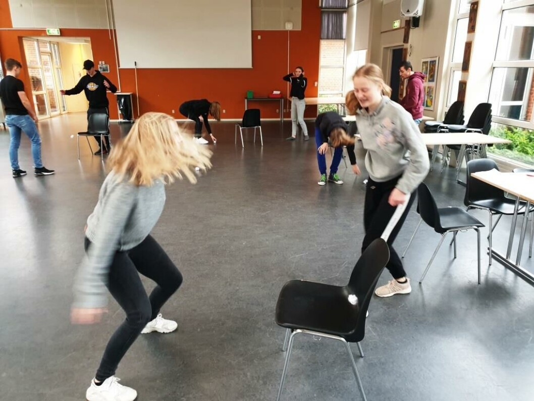 Papirkuglen skal kastes hen på stolen på en ny måde - hver gang. For at sætte gang i kreativiteten Papirkuglen skal kastes hen på stolen på en ny måde - hver gang. For at sætte gang i kreativiteten
