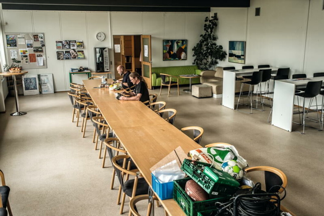 Personalerummet på Thorning Skole står næsten tomt. For lærerne arbejder og holder pause i deres teamrum. Skolechef i Silkeborg Kommune Huno Jensen fortæller, at han ikke havde set det komme. »Vi har tænkt traditionelt i, at klimaskærmen skal være i orden på skolen, og her senest har vi tænkt på arbejdspladser til lærerne. Vi har ønsket en understøttende teamkultur, men jeg havde ikke tænkt på, at fællesskabsfølelsen er under pres. At personalerum flere steder står ubrugte hen«, siger skolechefen. Personalerummet på Thorning Skole står næsten tomt. For lærerne arbejder og holder pause i deres teamrum. Skolechef i Silkeborg Kommune Huno Jensen fortæller, at han ikke havde set det komme. »Vi har tænkt traditionelt i, at klimaskærmen skal være i orden på skolen, og her senest har vi tænkt på arbejdspladser til lærerne. Vi har ønsket en understøttende teamkultur, men jeg havde ikke tænkt på, at fællesskabsfølelsen er under pres. At personalerum flere steder står ubrugte hen«, siger skolechefen.