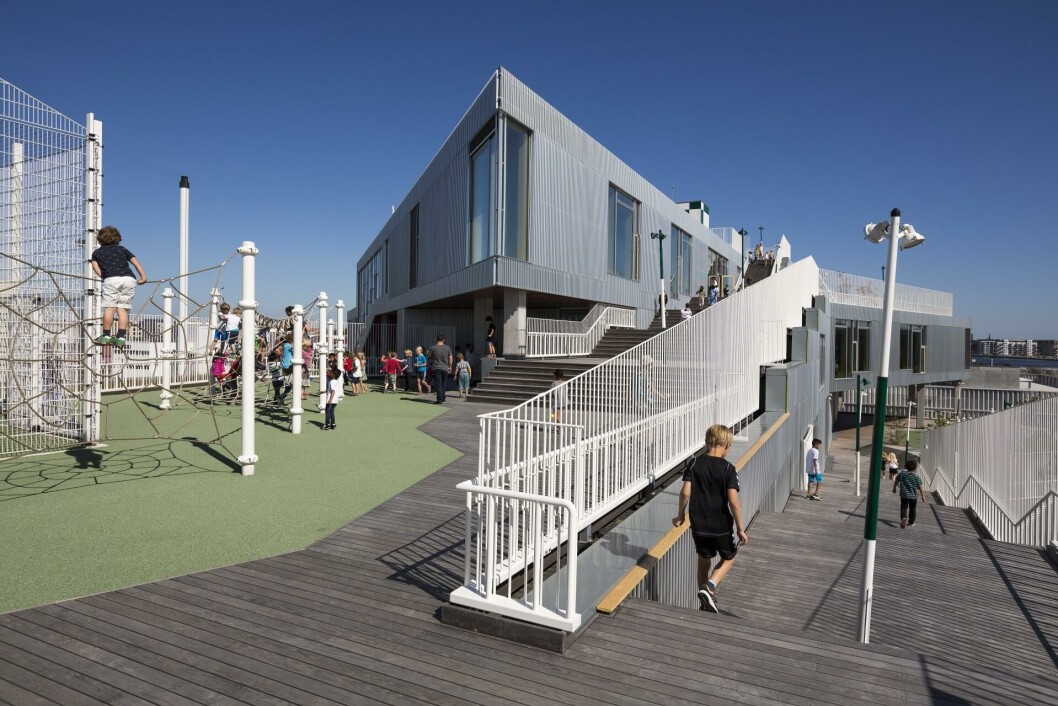 Skolen i Sydhavenen har høstet flere priser for skolebyggeri. Formand for Københavns Lærerforening Jan Trojaborg mener, at netop Københavns satsning på skolebyggeri er en af årsagerne til, at København som den eneste storby har en faldende andel af elever på privatskoler. Skolen i Sydhavenen har høstet flere priser for skolebyggeri. Formand for Københavns Lærerforening Jan Trojaborg mener, at netop Københavns satsning på skolebyggeri er en af årsagerne til, at København som den eneste storby har en faldende andel af elever på privatskoler.