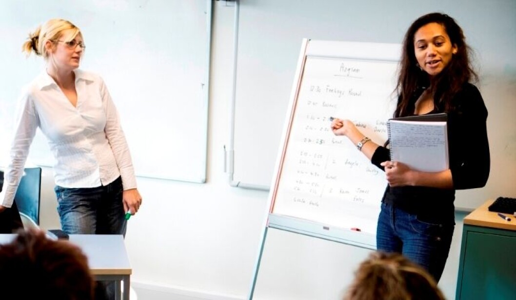 Et stigende antal udskolingsklasser har fået en ekstra lærer i en time eller to, og til gengæld en eller to færre understøttende undervisningstimer om ugen. Et stigende antal udskolingsklasser har fået en ekstra lærer i en time eller to, og til gengæld en eller to færre understøttende undervisningstimer om ugen.