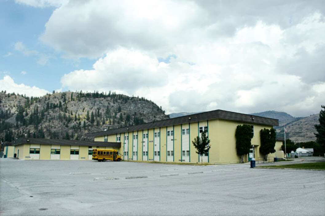Det er fredag på Grand Forks High School. Skolebussen skal ikke ud at køre, for skolen er lukket. Den har nemlig firedagesuge. Det er fredag på Grand Forks High School. Skolebussen skal ikke ud at køre, for skolen er lukket. Den har nemlig firedagesuge.