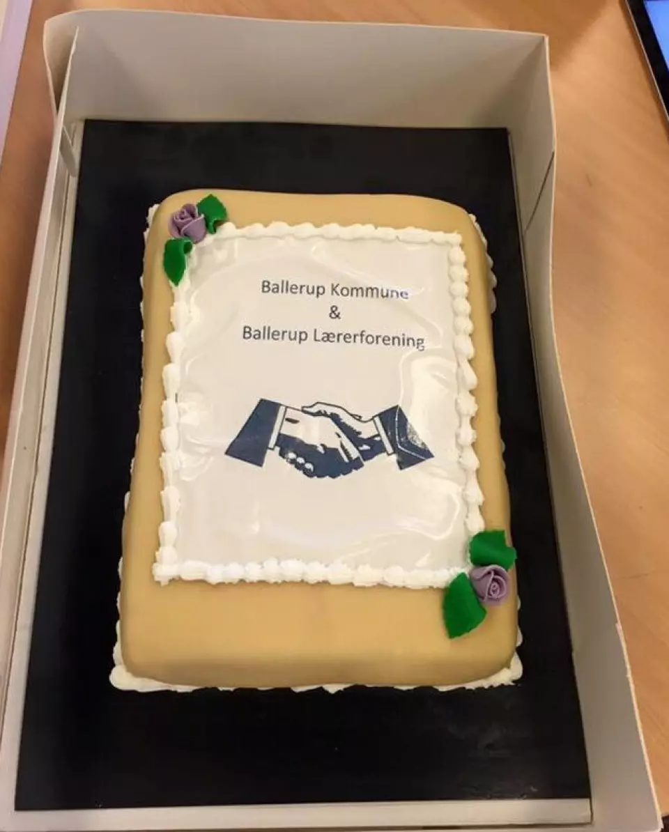 I 2016 fejrede Ballerup Lærerkreds det gode samarbejde ved at give denne kage på et af de regelmæssige dialogmøder mellem forvaltningsledelsen, skoleledere og lærerkreds.