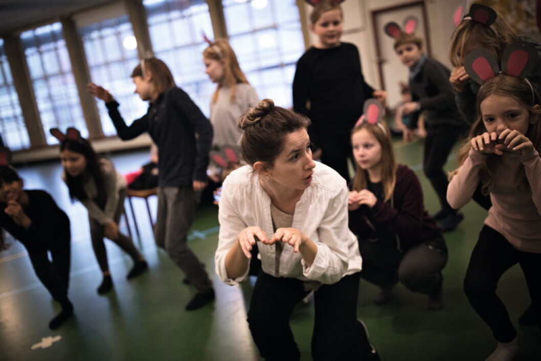 Dagens ubestridte samlingspunkt for 4. klasse på Bellahøj Skole i København er danseinstruktør Georgia Kapodistria fra Det Kongelige Teater. Hun hjælper lærere og elever med at finpudse en opsætning af balletten »Nøddeknækkeren«. Dagens ubestridte samlingspunkt for 4. klasse på Bellahøj Skole i København er danseinstruktør Georgia Kapodistria fra Det Kongelige Teater. Hun hjælper lærere og elever med at finpudse en opsætning af balletten »Nøddeknækkeren«.