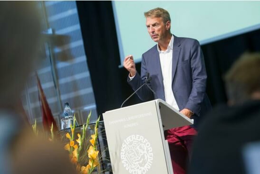 Skolelederforenings formand Claus Hjortdal fortalte i dag til skolelederforeningens årsmøde, at der mangler penge til at dække virkarudgifterne, når efteruddannelsesmilliarden skal bruges. (arkivfoto) Skolelederforenings formand Claus Hjortdal fortalte i dag til skolelederforeningens årsmøde, at der mangler penge til at dække virkarudgifterne, når efteruddannelsesmilliarden skal bruges. (arkivfoto)